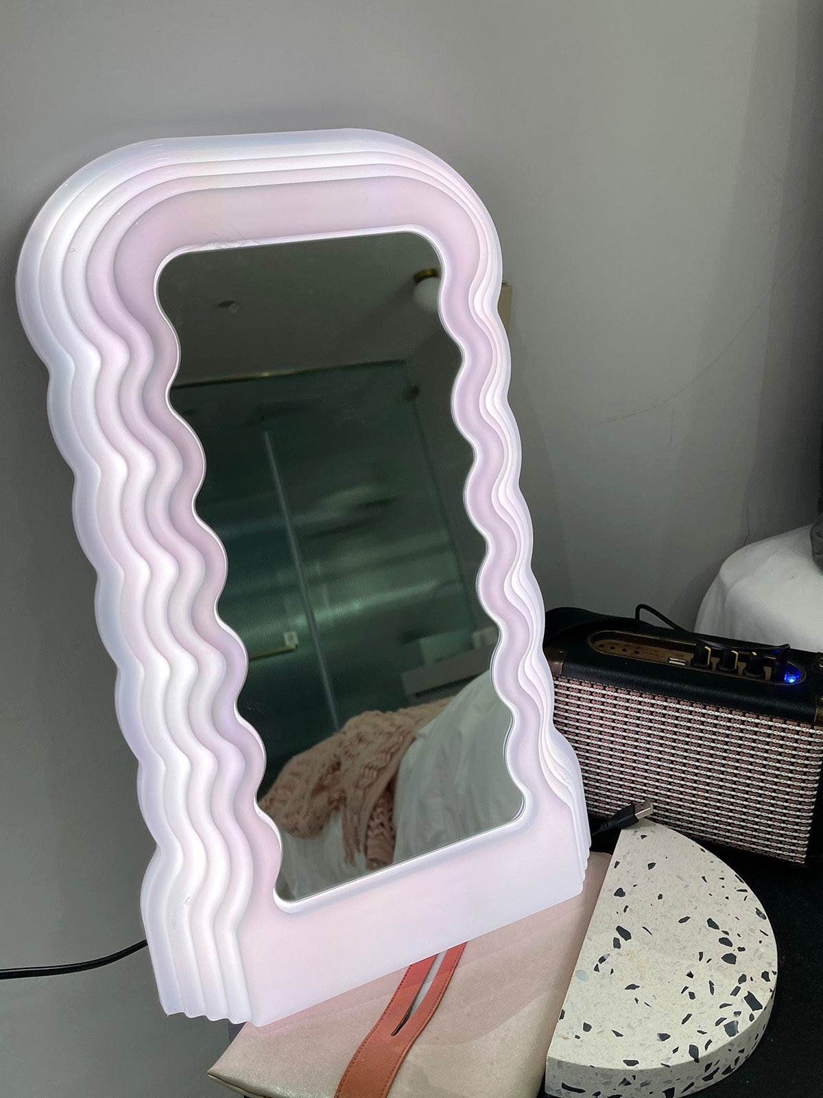 Simple Modern Wave Art Makeup Mirror Desktop Mini