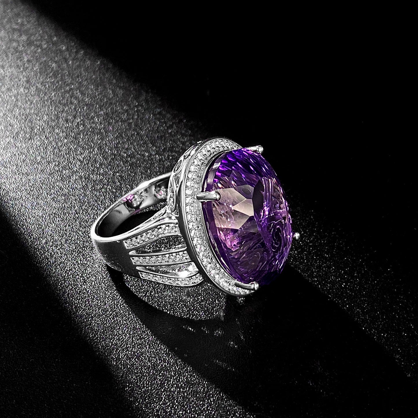 Light And Extravagant Wind Jewelry Large Denier Shaped Natural Amethyst Ring S925 Silver Set Crystal