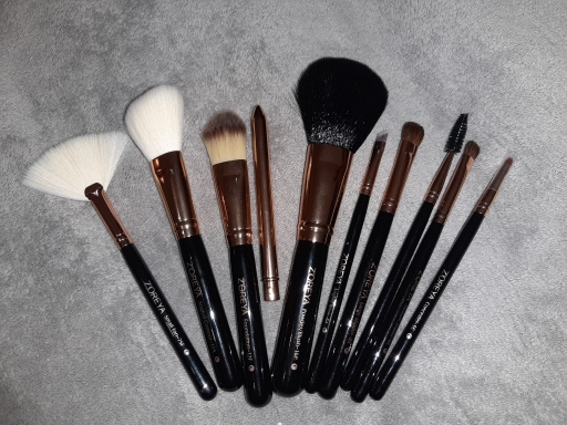 This makeup brush set is conveniently portable, enabling effortless storage and transport.