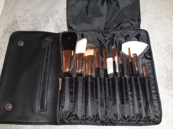 This makeup brush set is conveniently portable, enabling effortless storage and transport.